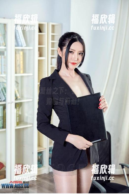 大街小巷，爱丝之下：看萱萱如何优雅地购物与闲逛！