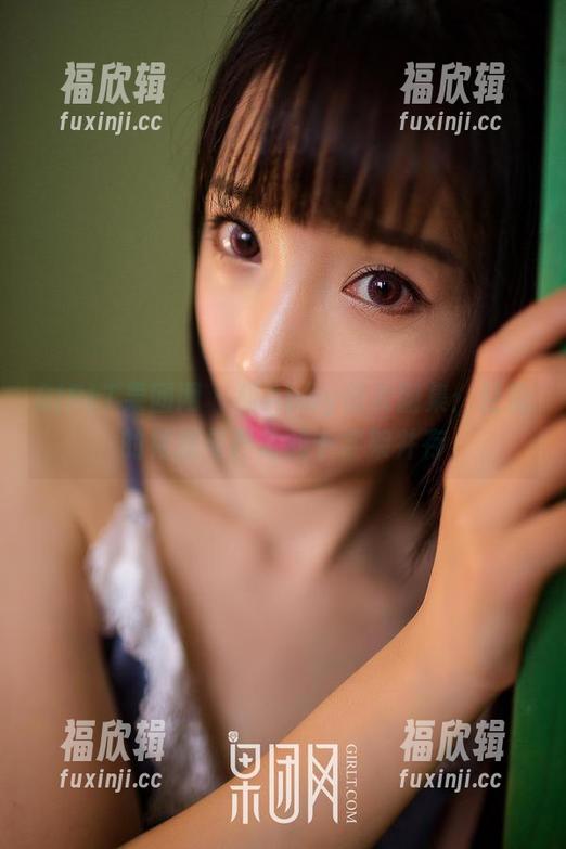 GIRLT果团网-甜Abby GIRLT果团网 - 甜Abby修女图集:轻盈的裙摆与严肃的十字架并存