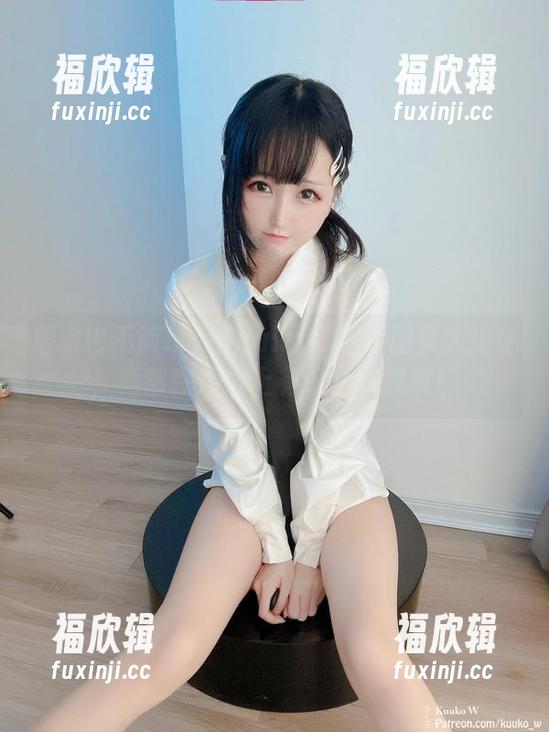 居家也不简单：KuukoW在线图集大揭秘，竟然在沙发上有这么多故事！