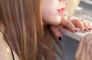 MiiTao蜜桃社 – 花嫁E杯奶茶的图片：双手捧杯，心里默念“希望所有的因素都不溢出”！