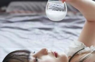 MiiTao蜜桃社 – 图集里的豆瓣酱，她的短裙在低语