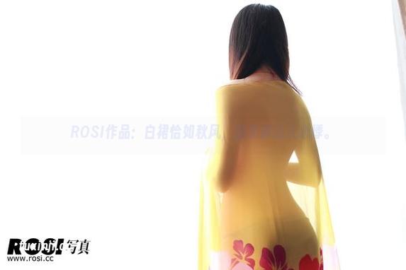 ROSI写真 ROSI作品:白裙恰如秋风,温柔却让人心悸。