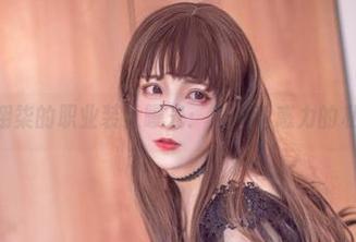 Sakiiii翎柒的职业装大曝光：最具诱惑力的私拍资源！