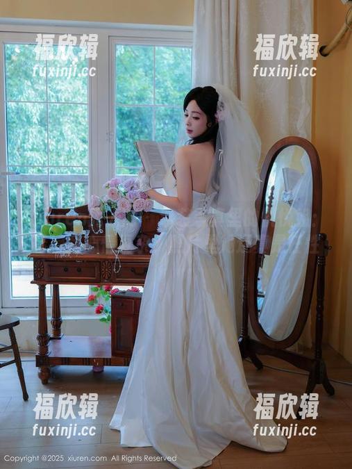 Xiuren秀人网-悦悦姐 Xiuren秀人网 - 泳装写真里的悦悦姐:看得我心情复杂,照片里她还真是任性