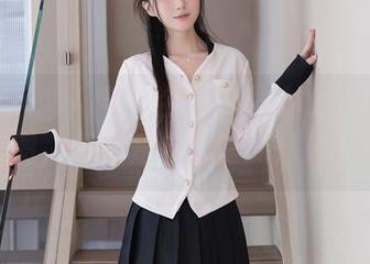 Xiuren秀人网 – 今天的林文文：职业装新美图，简直是办公室的灯光女神！