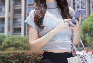 Xiuren秀人网 – 草莓mm吊带写真大揭秘：原图告诉你，夏天就是要这么穿！