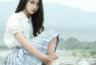 eloise软软与她的水手服：图赏原图中的调皮瞬间
