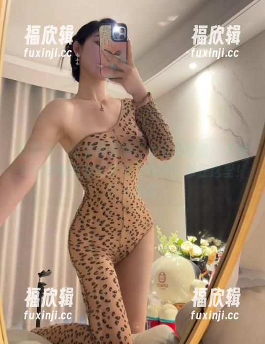 不爱笑的赛琳 微密圈 - 让你的眼睛不自觉地停留:不爱笑的赛琳的渔网带钻连体袜全部在这里!小心心撩