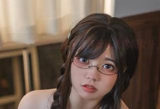 啊日日_Ganlory：私房原图里的碧蓝航线迷糊女仆，甜得让人心痒！