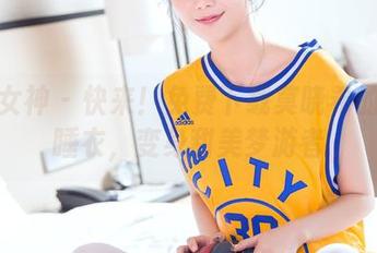 头条女神 – 快来！免费下载莫晓希的梦幻睡衣，变身甜美梦游者