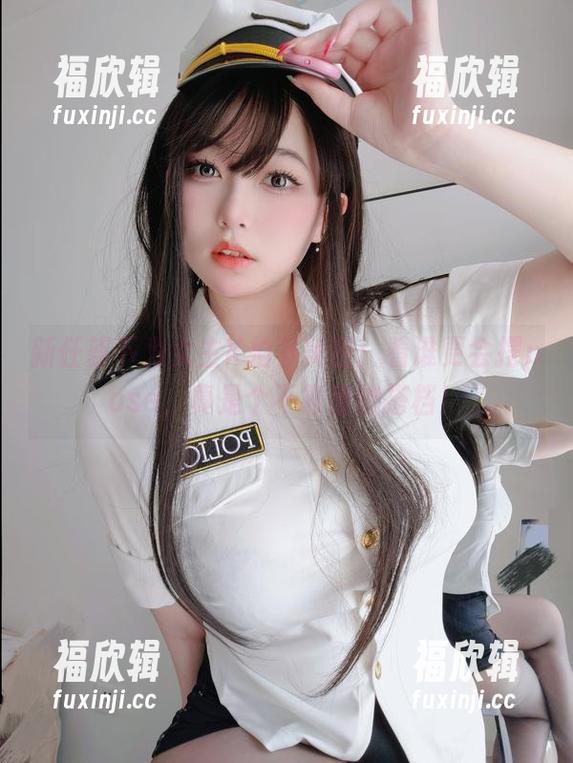 女主K 新任部下为女主K拍下美图:看谁更会摆pose,真是个不靠谱的搭档!