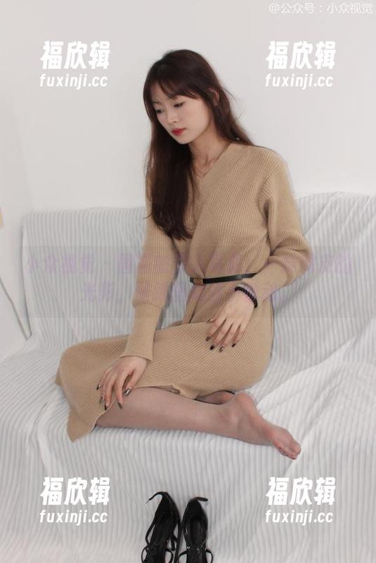 小众视觉-圆圆 小众视觉 - 圆圆的双人写真:一抹调皮的光影,壁纸里藏着小悸动。
