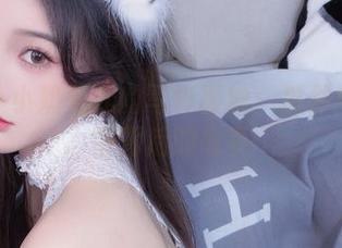 揭开小小奶瓶儿的写真面纱：那件纯欲吊带背后的故事