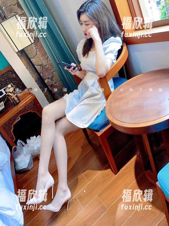 林子喵Lynne 微密圈 - 林子喵Lynne的奇妙私拍:微信朋友圈系列中的私密原图