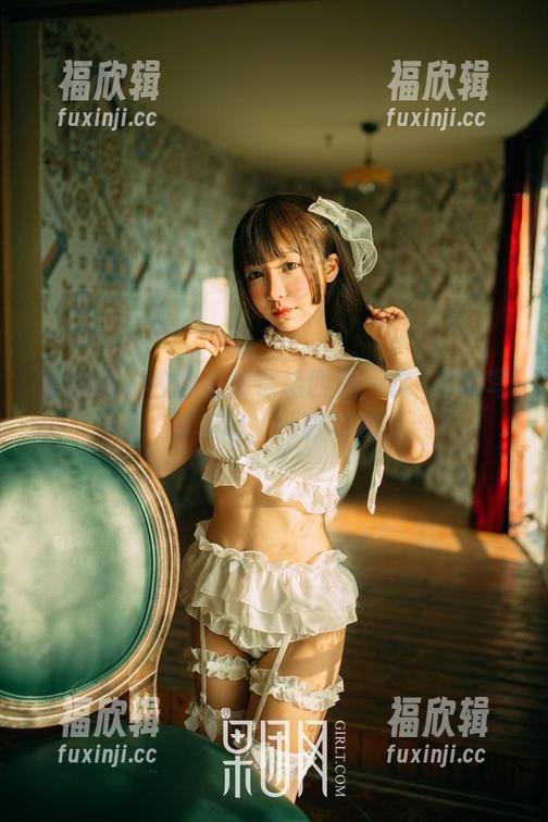 果团网-龚玥菲 果团网 - 校服也能惊艳四座:龚玥菲的写真美图,一眼勾魂