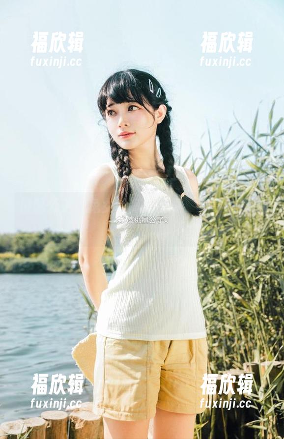 桃墨公子：兔女郎高清写真，光影交错间如梦如幻。