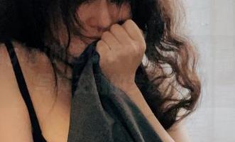 在樱晚gigi的连体衣中发现阳光：cos与写真交融的梦幻旅程