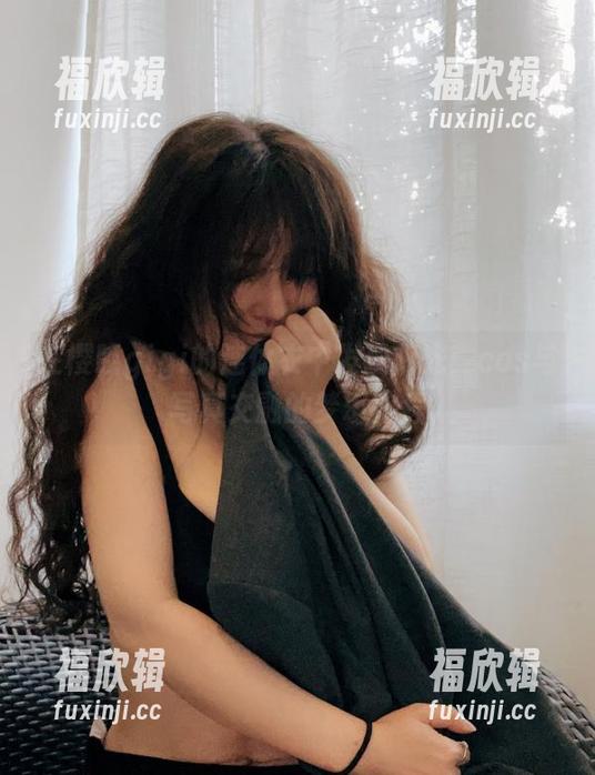 在樱晚gigi的连体衣中发现阳光：cos与写真交融的梦幻旅程