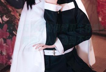 看白莉爱吃巧克力如何驾驭牛仔裤全套写真，瞬间让人心动到不行！