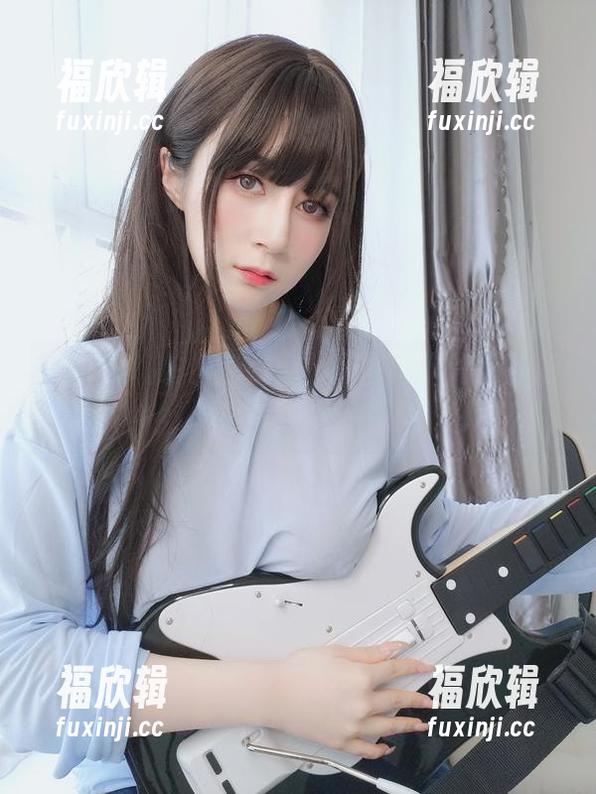 白银81 白银81私拍图包:穿上皮衣的小恶魔,撩人又不失神秘感。