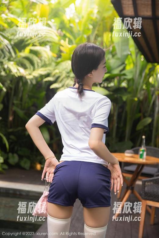 秀人网-俞漫 秀人网 - 俞漫这美腿福利原图,怎么看都有种奇妙的氛围,正好适合搭配我的午后茶点。