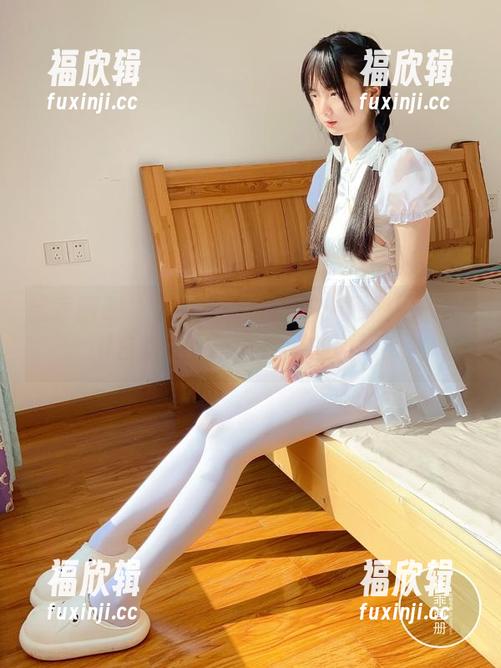 稚乖画册 - 窥探夜夜的私拍：原图中的80d白丝，轻盈又梦幻的瞬间！