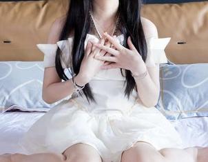袜啵啵 – 小甜豆的图片集：黑丝与吊带的完美邂逅！