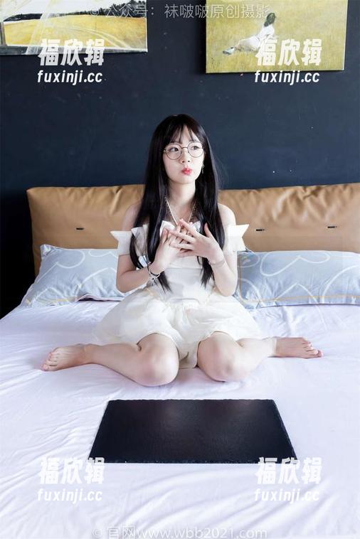 袜啵啵 - 小甜豆的图片集：黑丝与吊带的完美邂逅！