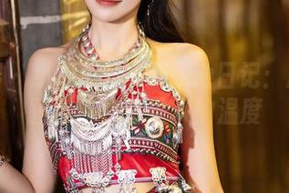 语画界 – 小海臀Rena泳池日记：原图与图册带你感受水的温度