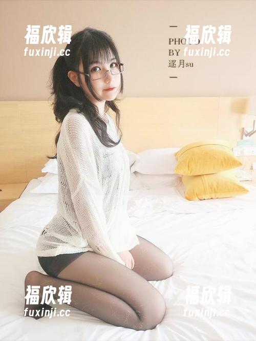 逐月Su比基尼展现的温柔：原图壁纸，让心也随之荡漾！