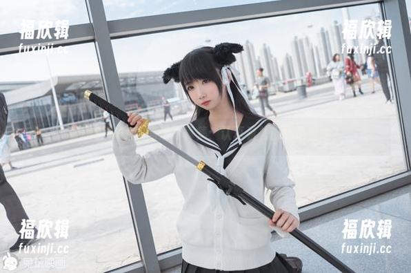 雪琪SAMA的高清写真集：认真看礼服还是看她？