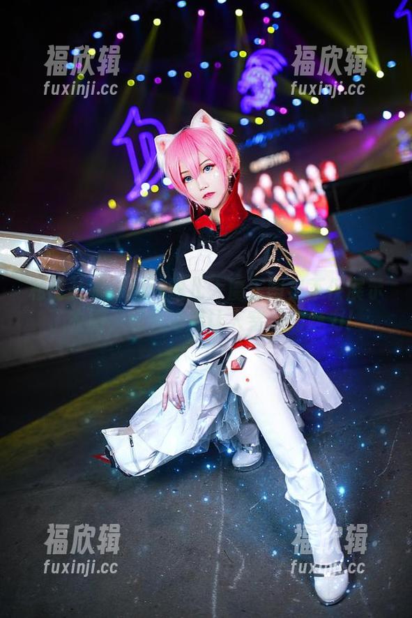 私房礼服探秘：露儿大魔王图集不仅展示了衣服，还有她那让人窒息的魅力！