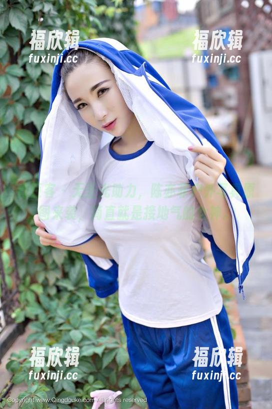 青豆客-陈亦菲 青豆客 - 无圣光助力,陈亦菲户外写真原图来袭,简直就是接地气的女神。