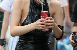 魔镜街拍 – 凯恩的写真：即使雨季再来，也依旧美丽