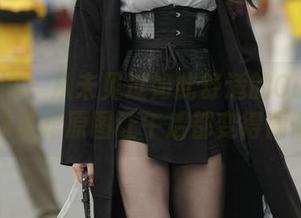 魔镜街拍 – 从未见过如此舒适的OL：婷婷的灰裙原图让午后都变得慵懒
