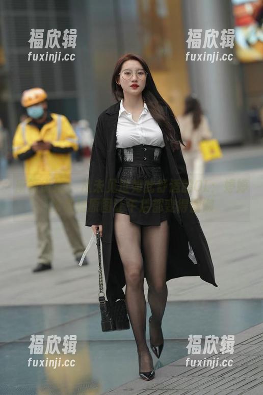 魔镜街拍-婷婷 魔镜街拍 - 从未见过如此舒适的OL:婷婷的灰裙原图让午后都变得慵懒