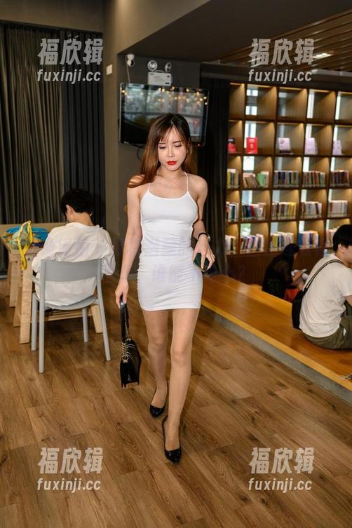 魔镜街拍-楼楼 魔镜街拍 - 楼楼潜藏的魅力:白色连衣裙写真,谁能不动心?