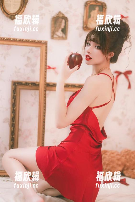当鹿八岁baby邂逅身体链：私拍中的小秘密